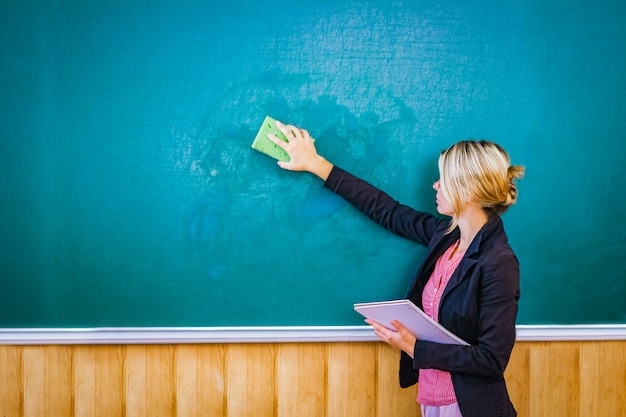 Foto un felice insegnante alla lavagna in aula torna in classe