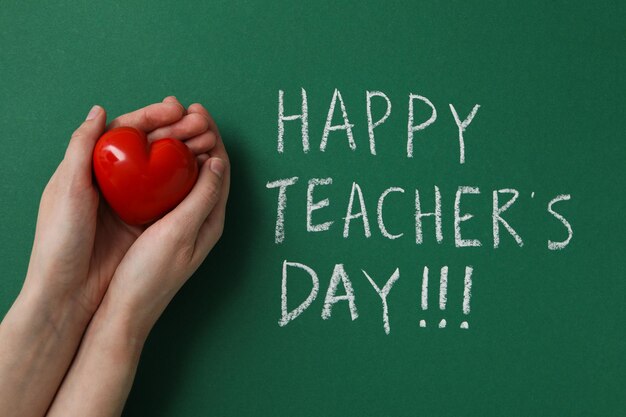 Photo happy teacher's day greetings inscription on a green board