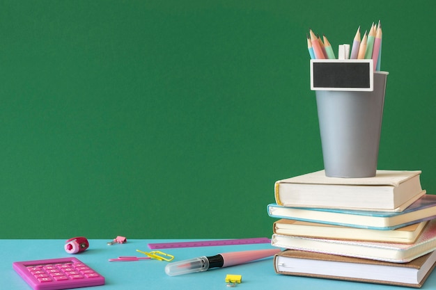 Foto gli accessori per la scuola del giorno dell'insegnante felice copiano lo spazio