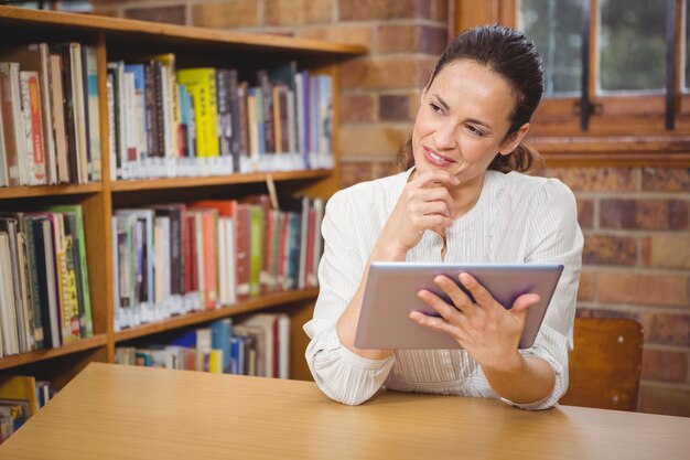 Insegnante felice che utilizza il suo tablet pc