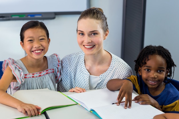 Photo happy teacher with schoolchildren