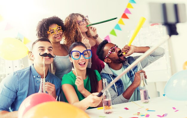 Foto squadra felice che si fa un selfie alla festa d'ufficio