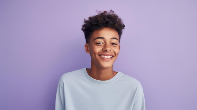 Foto ragazzo adolescente felice e ritratto di uno studente sorridente scuola superiore e concetto di istruzione con copyspace