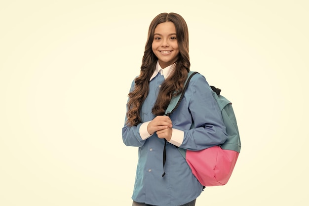 幸せな十代の少女は、バックパックを学校の知識の日の教育の概念に持ち帰ります