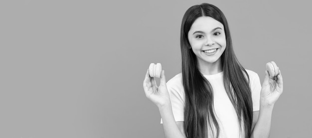 Счастливая девочка-подросток держит французское макаронное или миндальное печенье, кондитерские изделия Подросток со сладостями Плакат баннер заголовок копия пространства