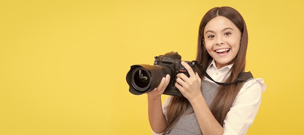 幸せな 10 代の女の子の写真家は、デジタル写真のカメラ撮影を使用します。