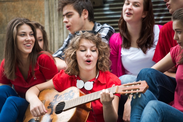 Photo happy teenage girl with guitar