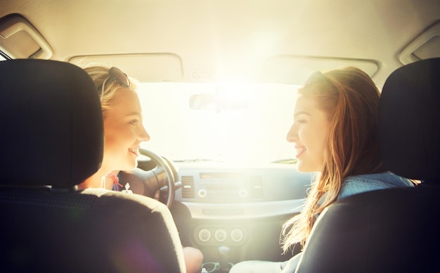 Фото Счастливые подростки или женщины в машине на берегу моря