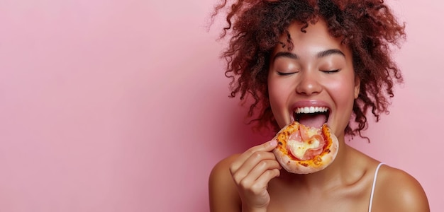 Фото Счастливый подросток с удовольствием ест вкусный кусочек пиццы с фаст-фуда в обед