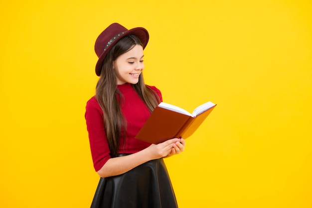 격리 된 배경에 포즈를 취하는 복사 책을 가진 행복한 십대 초상화 여학생 문학 수업 문법 학교 지적 아동 독자 웃는 소녀