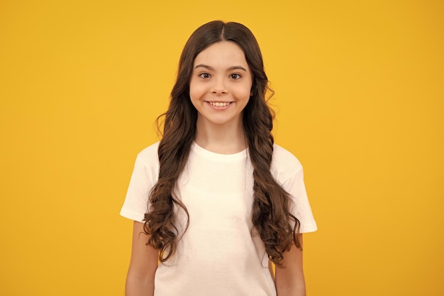 Photo happy teenager positive and smiling emotions of teen girl pretty teenage girl in studio child girl portrait