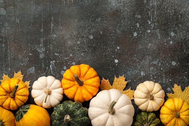 Photo happy thanksgiving background with decorative pumpkins