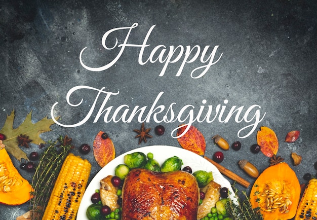 Happy thanksgiving belettering op een feestelijk diner achtergrond voedsel tafel achtergrond