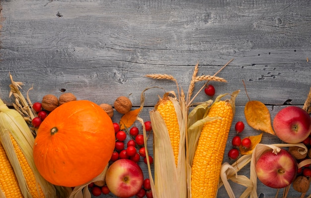 Happy Thanksgiving Day achtergrond Kleurrijke herfst decoratie met pompoen appels maïs en noten op houten tafel achtergrond Kopieer ruimte herfst tijd