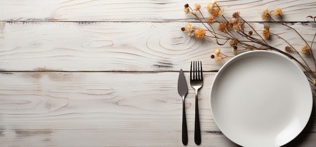 Дизайн баннера "Счастливый День Благодарения" На деревянном столе стоят пустая тарелка, вилка и нож.