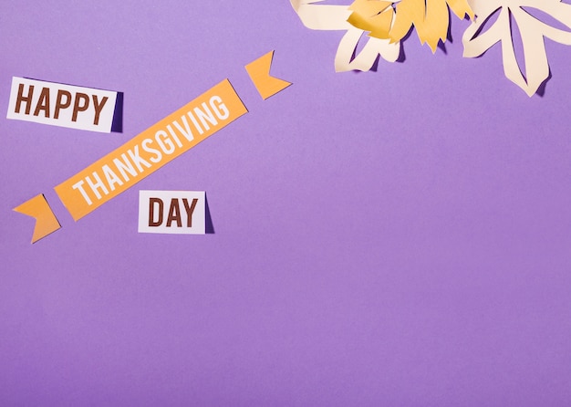 Photo happy thanksgiving day lettering on purple background