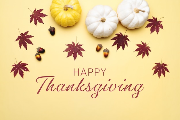 Happy Thanksgiving Day met pompoen en noot op gele achtergrond
