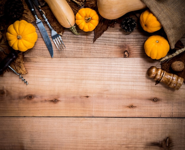 Foto felice giorno del ringraziamento con frutta e verdura su legno in autunno e nella stagione della cornucopia del raccolto autunnale