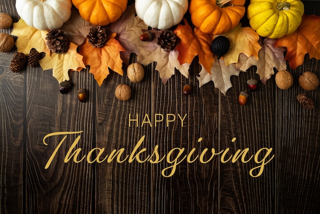 Photo happy thanksgiving day with pumpkin and nut on wooden table