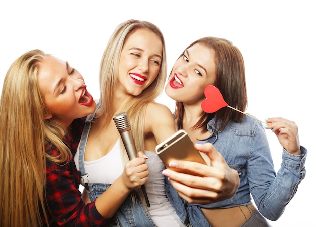 Foto tempo felice. le migliori amiche delle ragazze hipster sexy alla moda pronte per la festa.