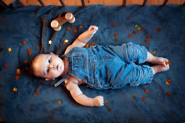 Photo happy toddler learns to crawl