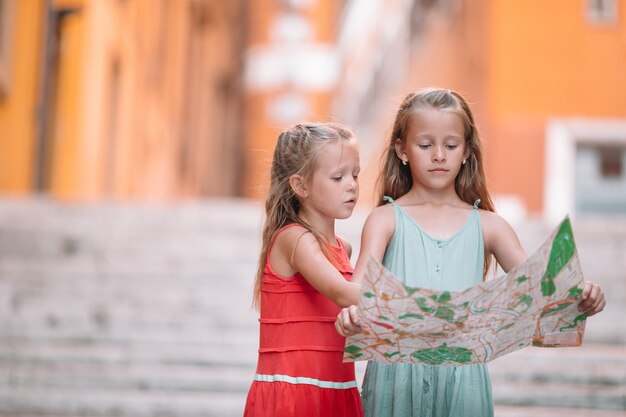 I bambini felici toodler godono le vacanze italiane in europa.