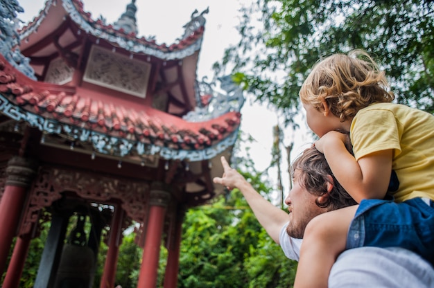 Foto turisti felici papà e figlio nella pagoda di longson