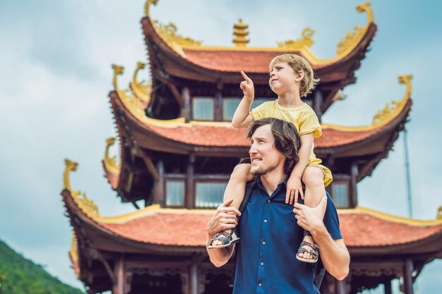 Счастливые туристы папа и сын в пагоде. Путешествие в концепцию Азии. Путешествие с младенцем