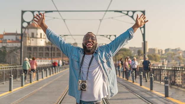 Happy Traveler-man op de Porto-brug