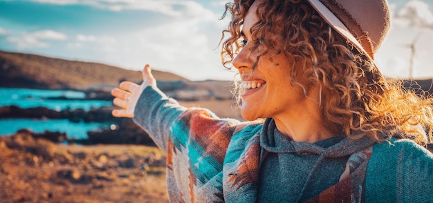 Il turista felice del viaggiatore gode della bellezza del paesaggio e della natura aprendo le braccia e sorridendo felice felicità e lo stile di vita gioioso delle persone femminili che si estende e ammira la bella natura all'aperto nel tempo libero