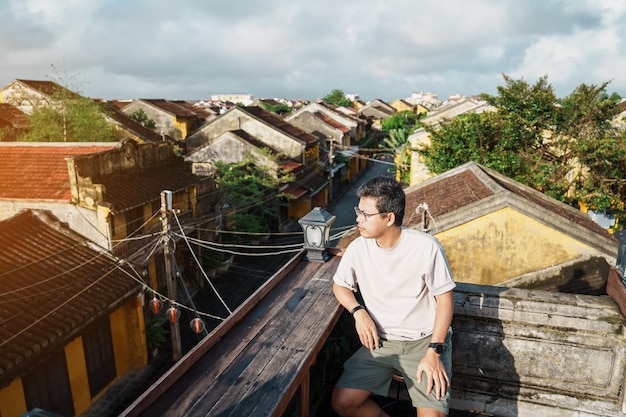 베트남 호이안(Hoi An) 고대 도시를 여행하는 행복한 여행자는 옥상 랜드마크에서 관광 전망을 감상할 수 있으며 베트남과 동남아시아 여행 컨셉으로 유명합니다.