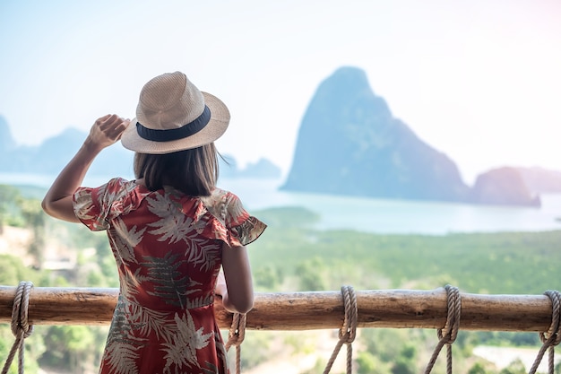 행복 한 여행자 여자 Phang Nga 베이 뷰 포인트를 즐길 수