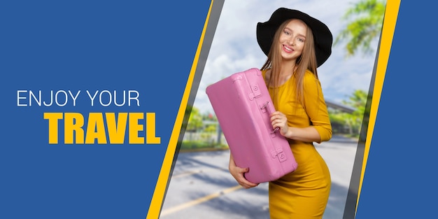 Photo happy traveler woman with suitcase