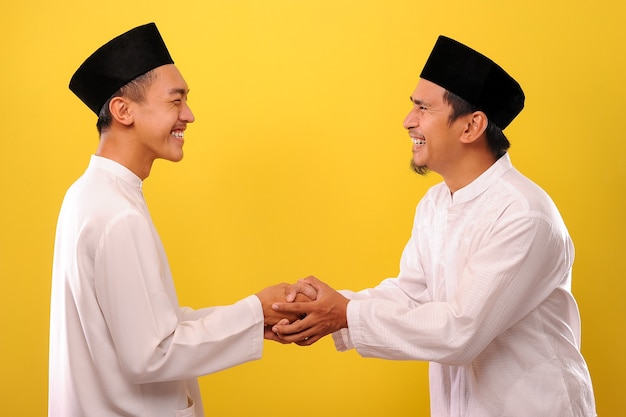 Photo happy two young asian muslim men celebrate victory day