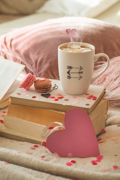 Happy Valentijnsdag briefkaart. Liefde concept voor Moederdag en Valentijnsdag. Harten en de boeken met kopkoffie. Valentine-kaart met ruimte voor tekst