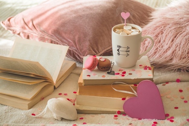 Happy Valentijnsdag briefkaart. Love concept voor Moederdag en Valentijnsdag. Harten en de boeken met kopkoffie. Valentijn kaart met ruimte voor tekst