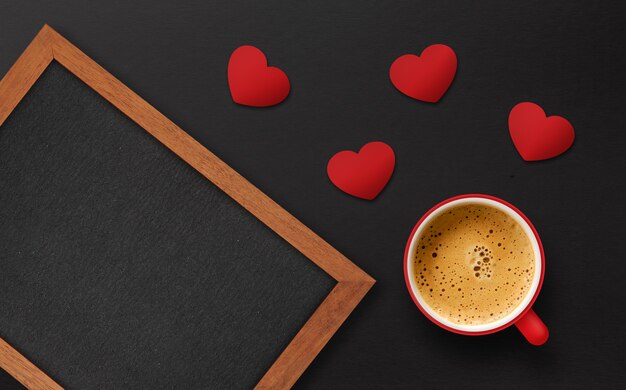 Happy Valentijnsdag concept. kopje koffie op zwarte houten achtergrond