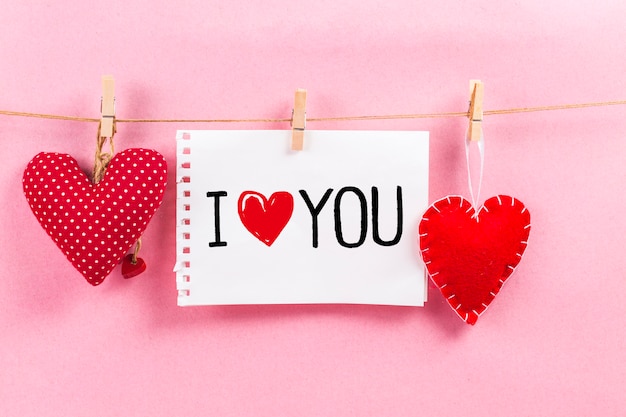 Foto happy valentijnsdag en hart. kaart met happy valentines day en hart op houten backgro
