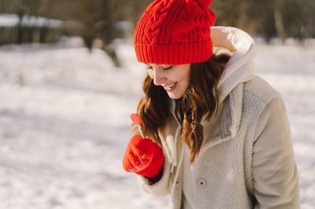 Happy Valentijnsdag jonge vrouw poseren met Valentijnsdag hartvormige snoepjes en lollies