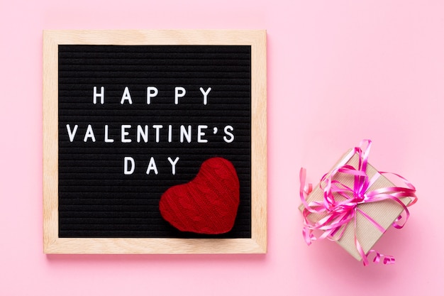 Happy Valentijnsdag woorden op zwart letterbord