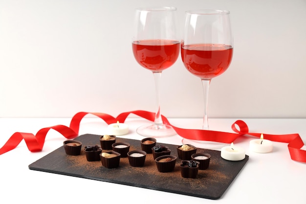 Happy Valentine-dagsamenstelling op witte tafel