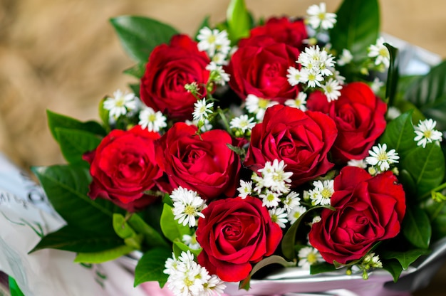 Buon san valentino. bellissimo bouquet di rose rosse