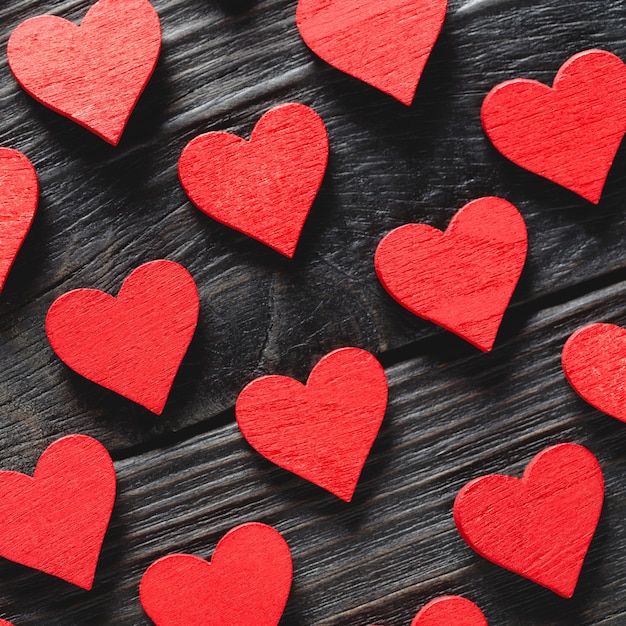 Happy Valentine's day harten op donkere houten achtergrond
