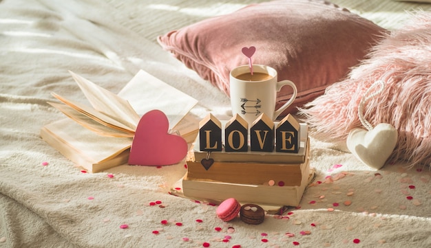 해피 발렌타인 데이 엽서. 어머니의 날과 발렌타인 데이에 대한 사랑 개념. 하트와 컵 커피와 함께 책. 텍스트를위한 공간으로 발렌타인 데이 카드