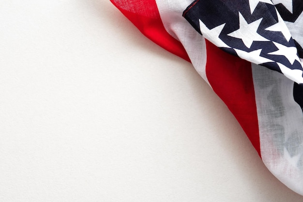 해피 재향 군인의 날 개념 미국 국기 흰색 배경에 고립