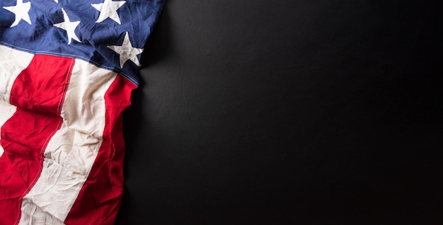 Концепция счастливого дня ветеранов из флага США на темном фоне