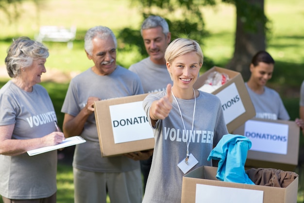 Photo happy volunteer blonde with thumb up