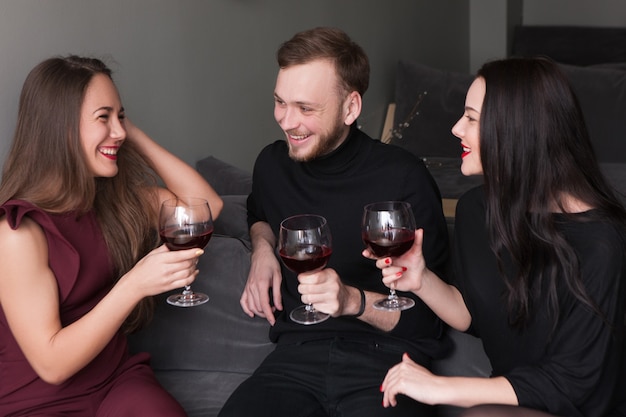 Happy vrienden bedrijfsfeest met drankjes. Verjaardagsfeestje, vrije tijd met alcohol. Aangenaam mensengesprek met wijn, leuk concept