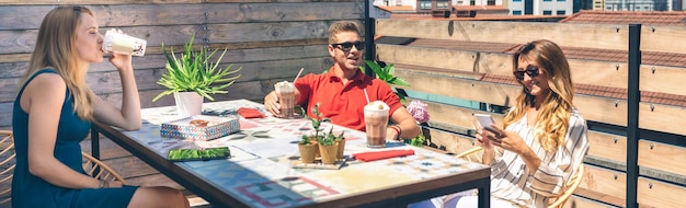 Happy vrienden met een drankje op een terras