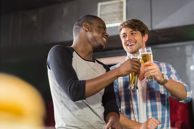 Happy vrienden met een drankje